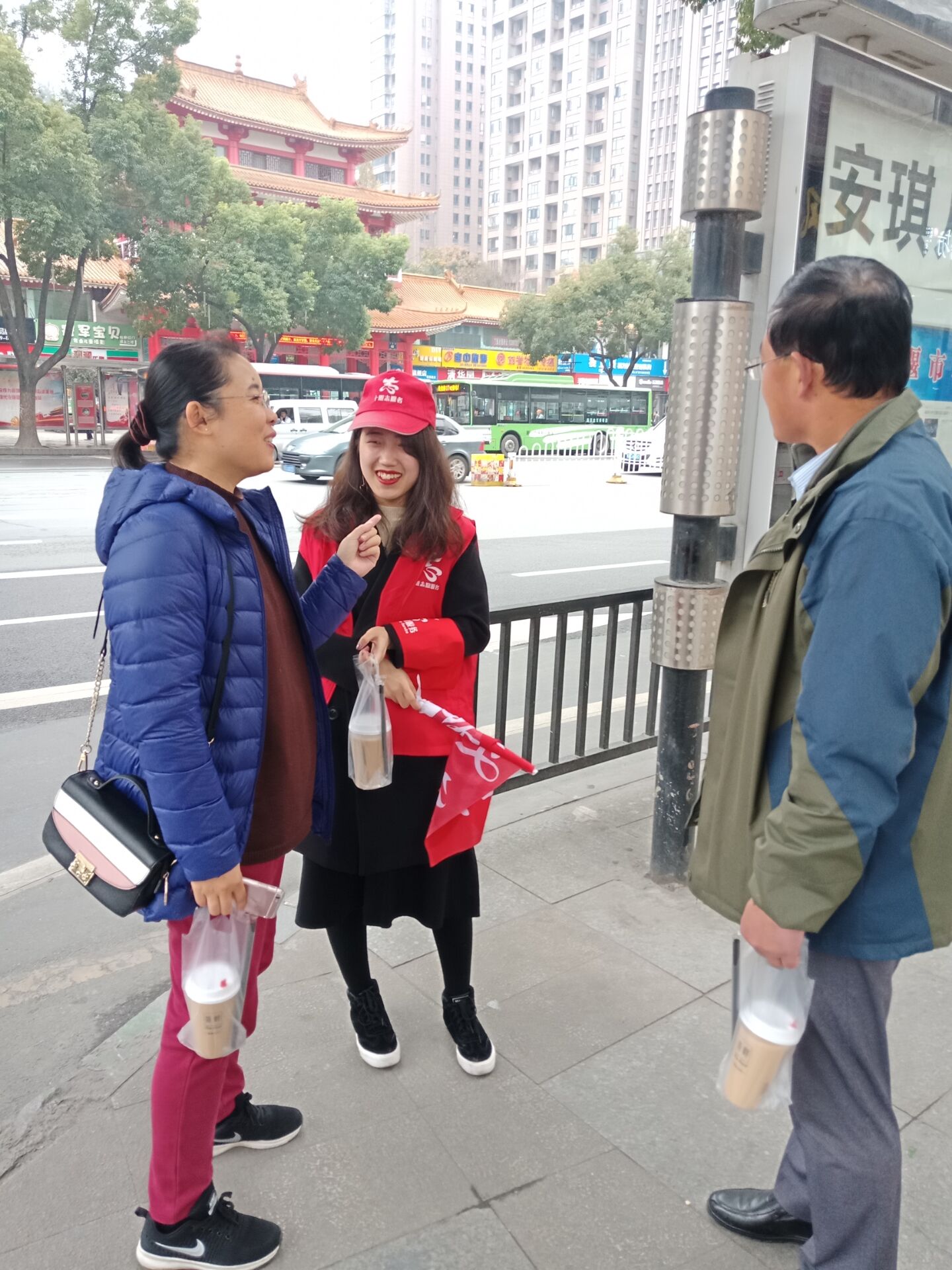 公司党总支、学工办老师正在慰问员工